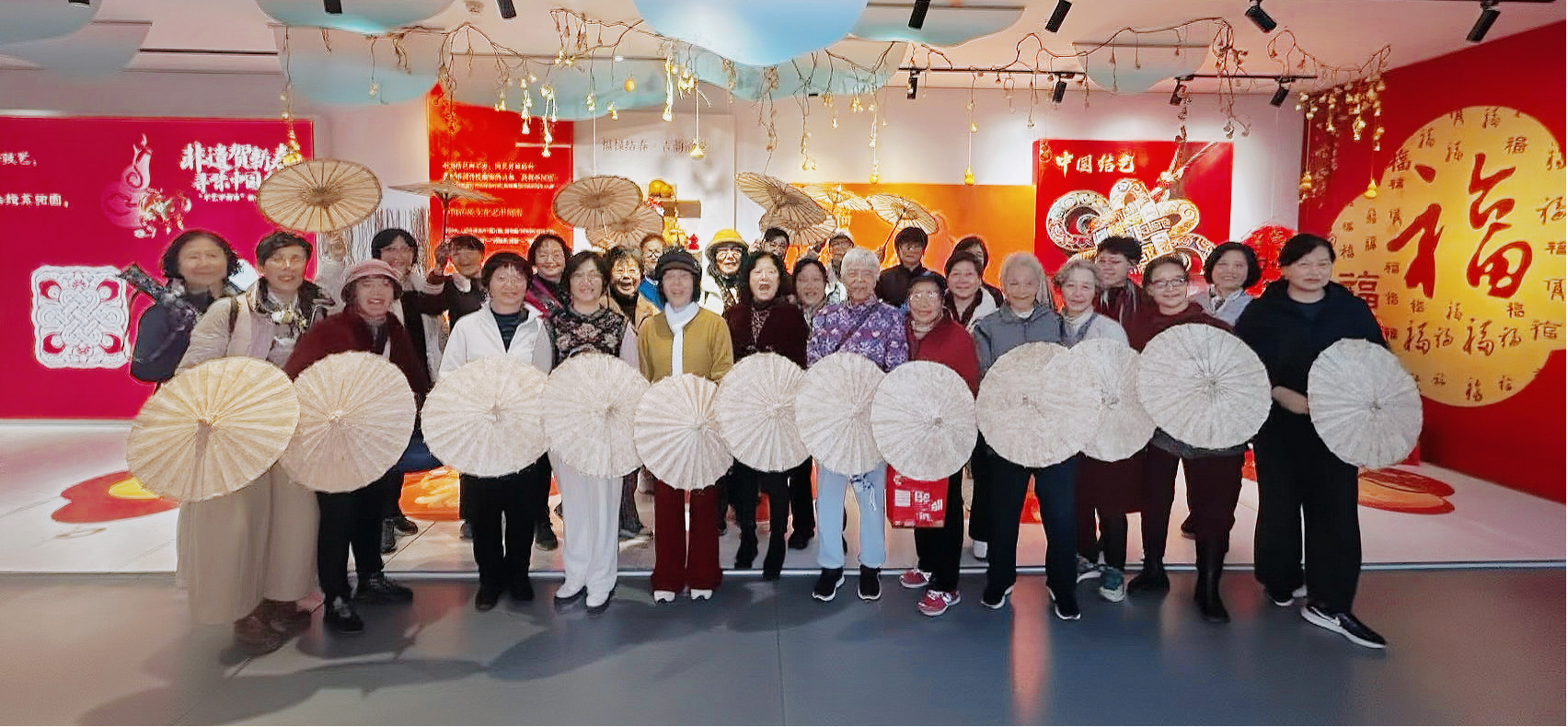 油纸伞集体照.png 油纸伞集体照.png